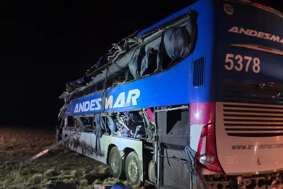 Colectivo de la empresa Andesmar siniestrado en accidente vial sobre la Ruta Nacional 3 en Santa Cruz el 24 de julio de 2025, con cuatro muertos y más de veinte heridos