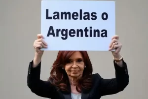 Cristina Kirchner sostiene cartel ‘Lamelas o Argentina’