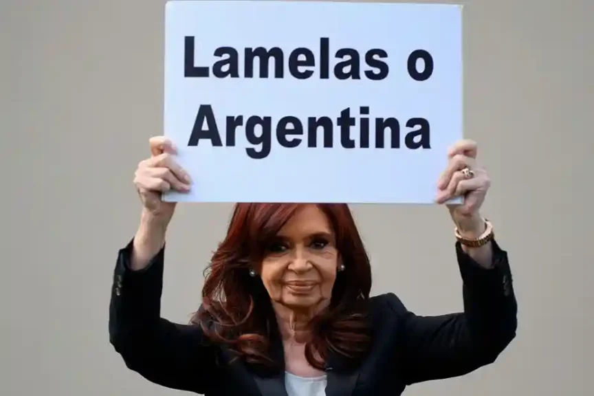 Cristina Kirchner sostiene cartel ‘Lamelas o Argentina’