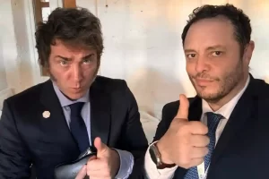 Demian Reidel junto a Javier Milei durante un acto oficia