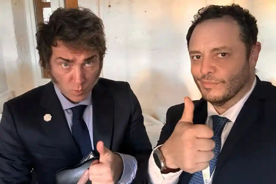 Demian Reidel junto a Javier Milei durante un acto oficia