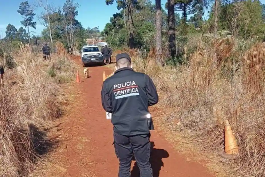 Cuerpo semidesnudo sin ojos