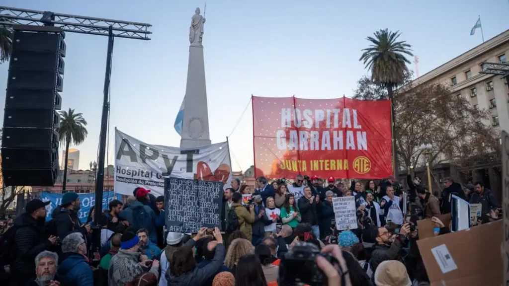 Trabajadores y familias marchan en defensa del Hospital Garrahan por mejoras en el sistema de salud