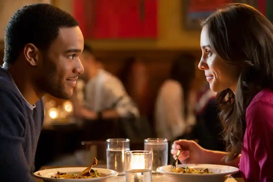 Pareja compartiendo preguntas íntimas para fortalecer su vínculo