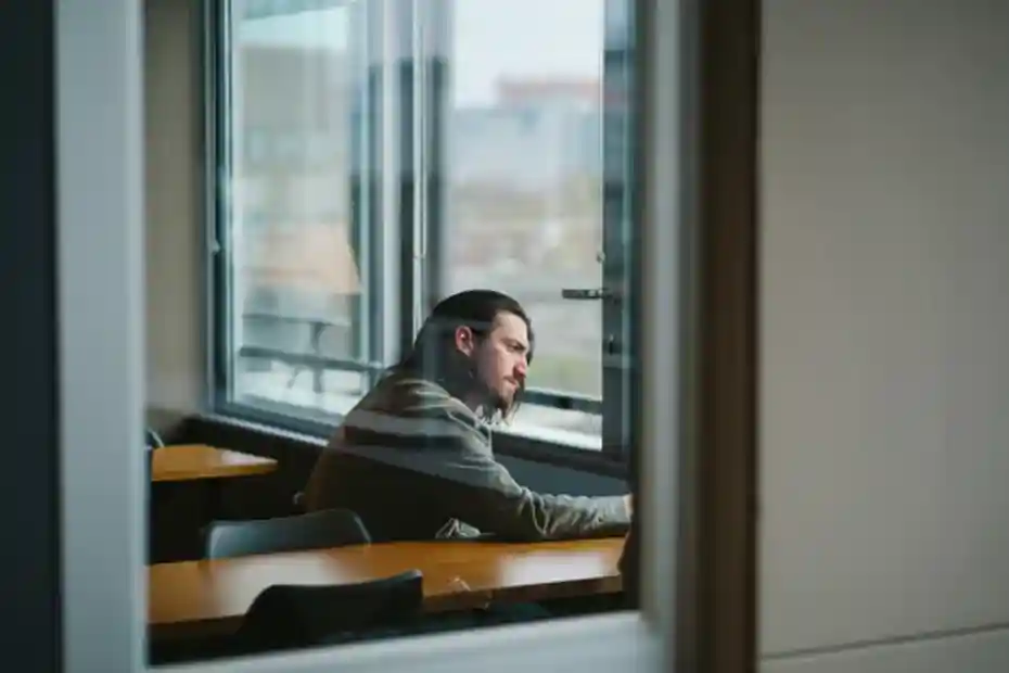 Persona reflexionando en un momento de pausa personal