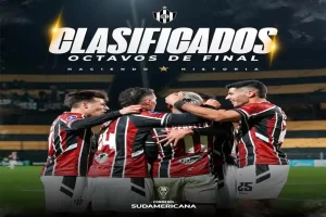 Plantel de Central Córdoba celebra la clasificación a octavos de la Sudamericana tras vencer a Cerro Largo