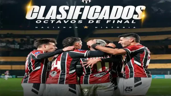 Plantel de Central Córdoba celebra la clasificación a octavos de la Sudamericana tras vencer a Cerro Largo