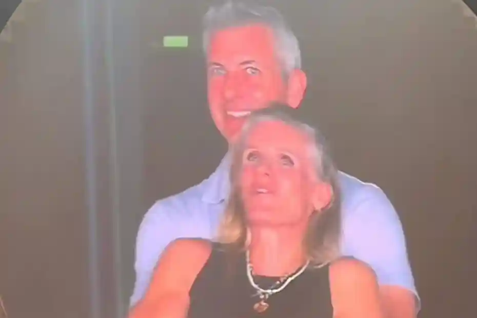 Instante en que la kiss cam muestra al CEO de Astronomer y a la CHRO durante el concierto de Coldplay