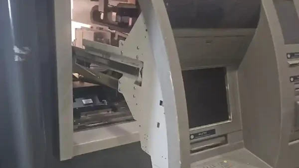 Ladrón cajero automático