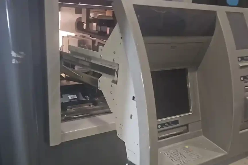 Ladrón cajero automático