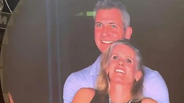 Pareja reacciona incómoda en la kiss cam durante un recital de Coldplay en Estados Unidos