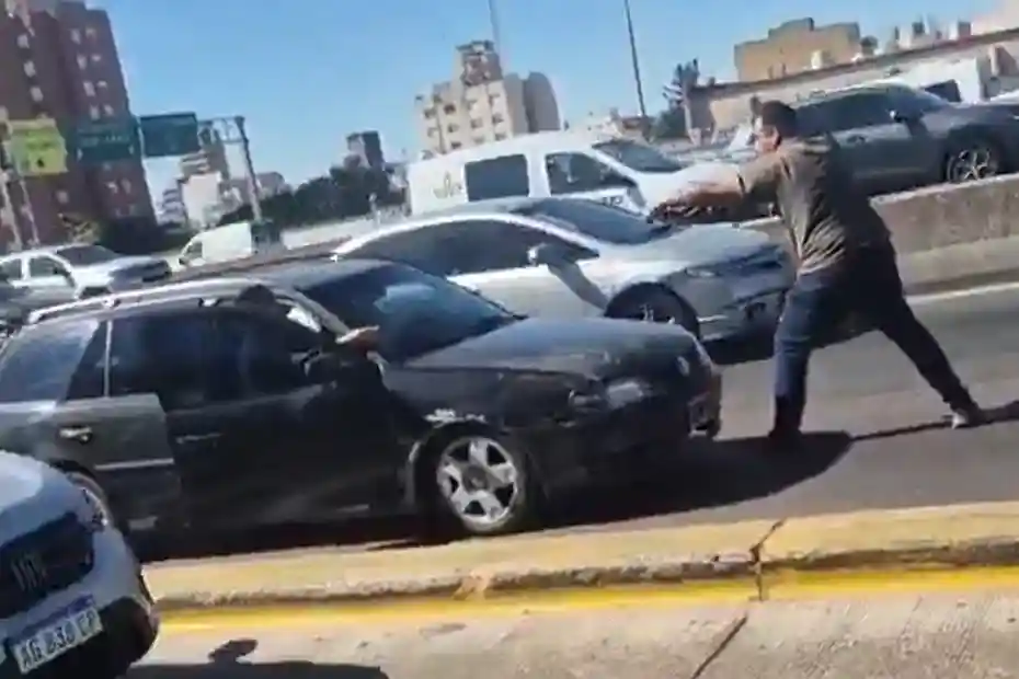 Amenaza con arma en General Paz un policía fuera de servicio apuntó a otro conductor