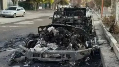 Encapuchado prendió fuego una camioneta