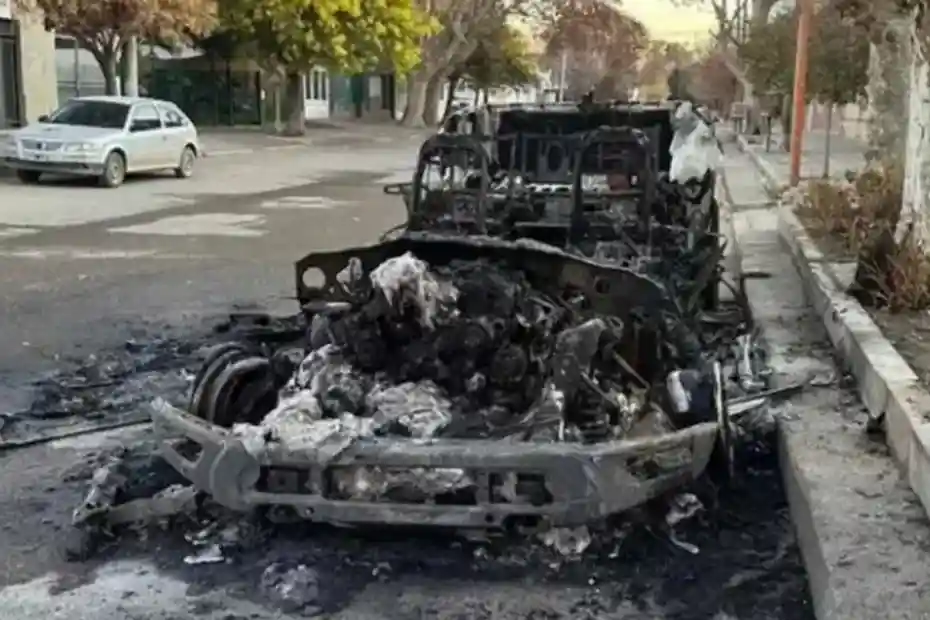 Encapuchado prendió fuego una camioneta