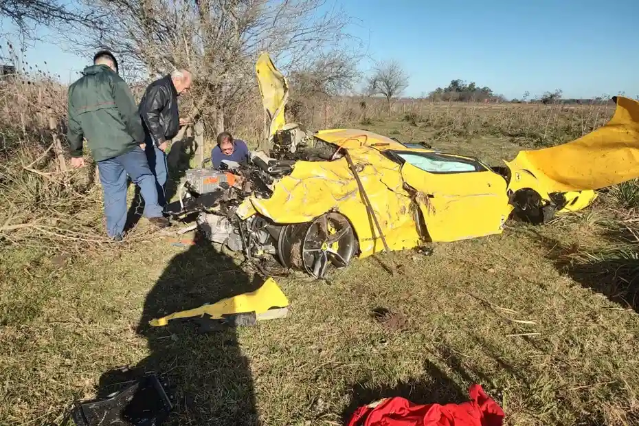 Ferrari 296 GTB amarilla destrozada tras despiste en San Vicente