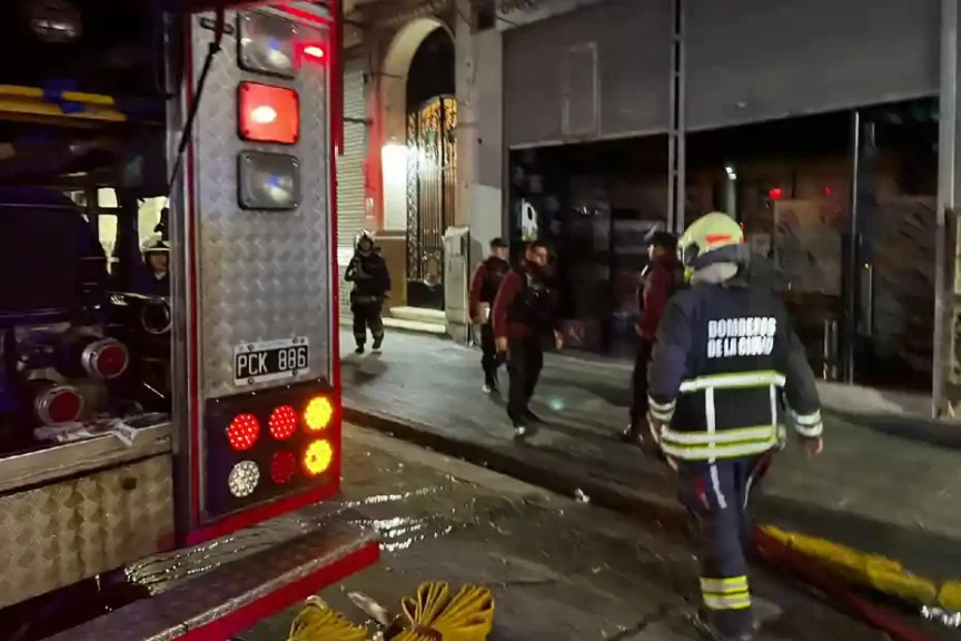 Incendio en un edificio de Balvanera empleados asistidos