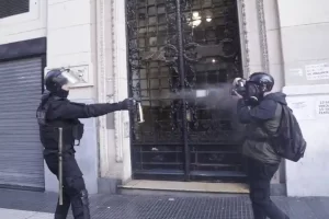 policía que atacó a un fotógrafo