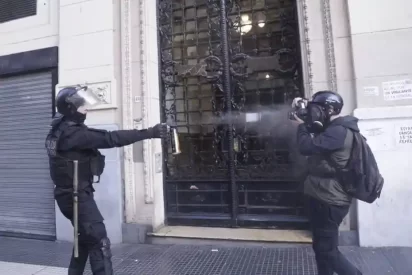 policía que atacó a un fotógrafo