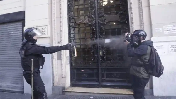 policía que atacó a un fotógrafo