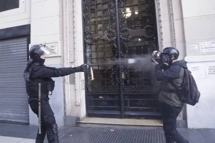 policía que atacó a un fotógrafo