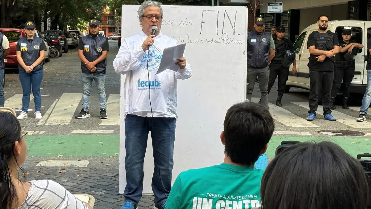 clase pública frente a un domicilio atribuido a Manuel Adorni con custodia policial en la zona.