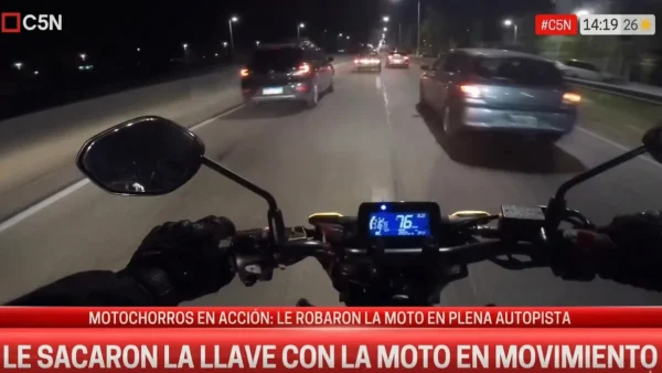 Motociclista circulando a alta velocidad en autopista durante robo en el Acceso Sudeste
