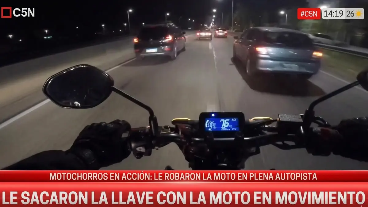 Motociclista circulando a alta velocidad en autopista durante robo en el Acceso Sudeste
