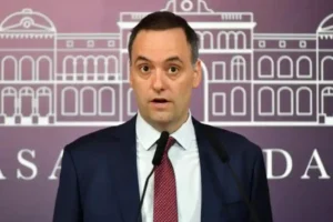 Manuel Adorni descendiendo de un avión privado en el contexto del vuelo investigado