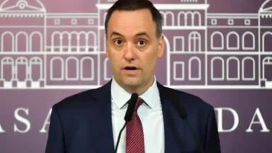 Manuel Adorni descendiendo de un avión privado en el contexto del vuelo investigado