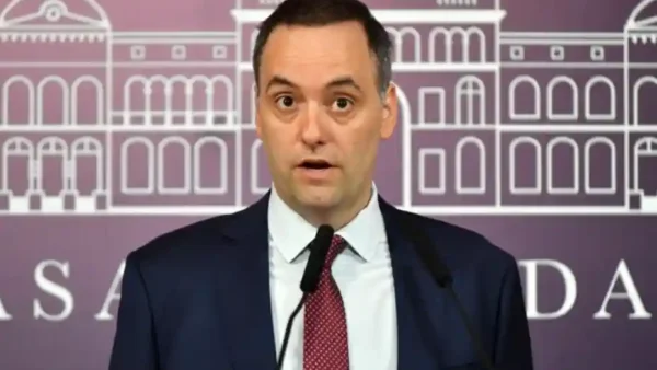 Manuel Adorni descendiendo de un avión privado en el contexto del vuelo investigado