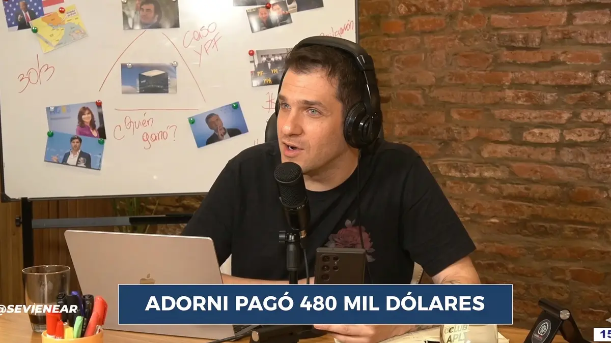 Andrés Lerner durante su exposición sobre el departamento de Manuel Adorni en Caballito