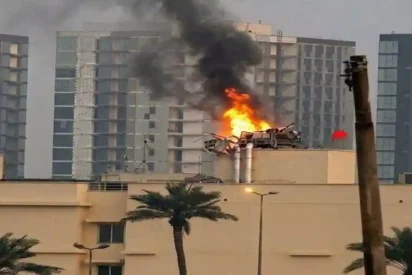 Columna de humo sobre la embajada de Estados Unidos en Bagdad tras un ataque con misil