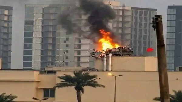 Columna de humo sobre la embajada de Estados Unidos en Bagdad tras un ataque con misil