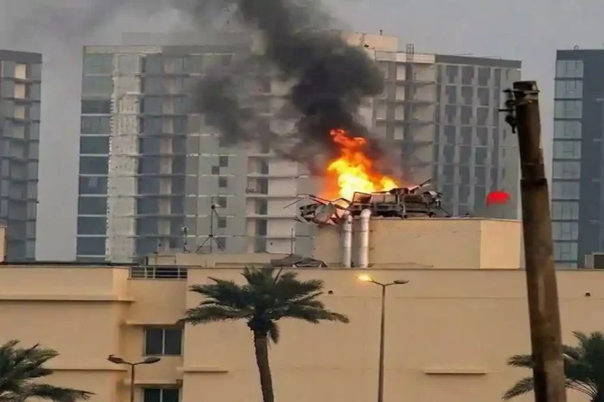 Columna de humo sobre la embajada de Estados Unidos en Bagdad tras un ataque con misil