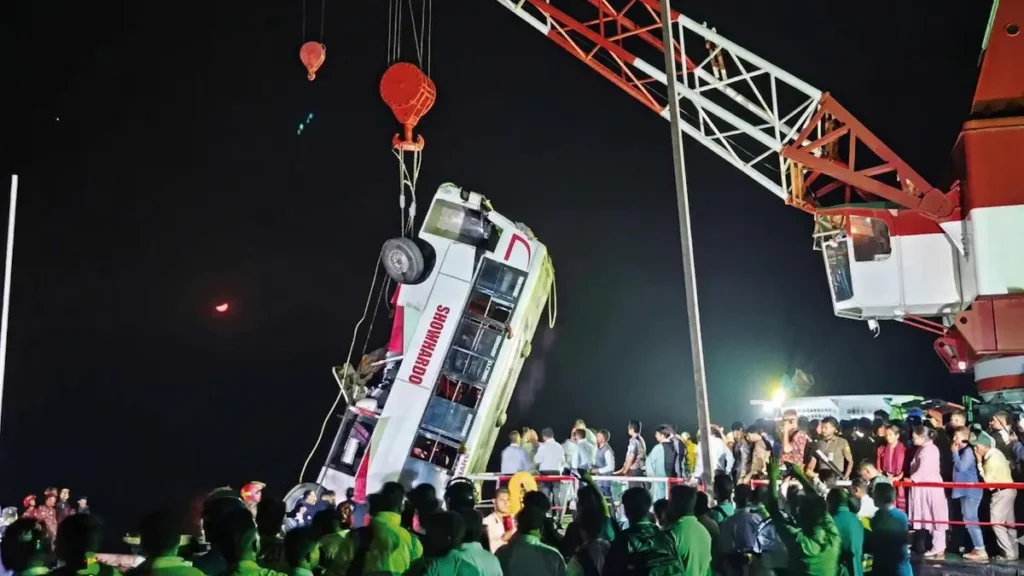 grúa retira micro del río Padma durante operativo nocturno en Bangladesh Bangladesh