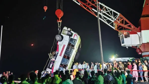 grúa retira micro del río Padma durante operativo nocturno en Bangladesh Bangladesh