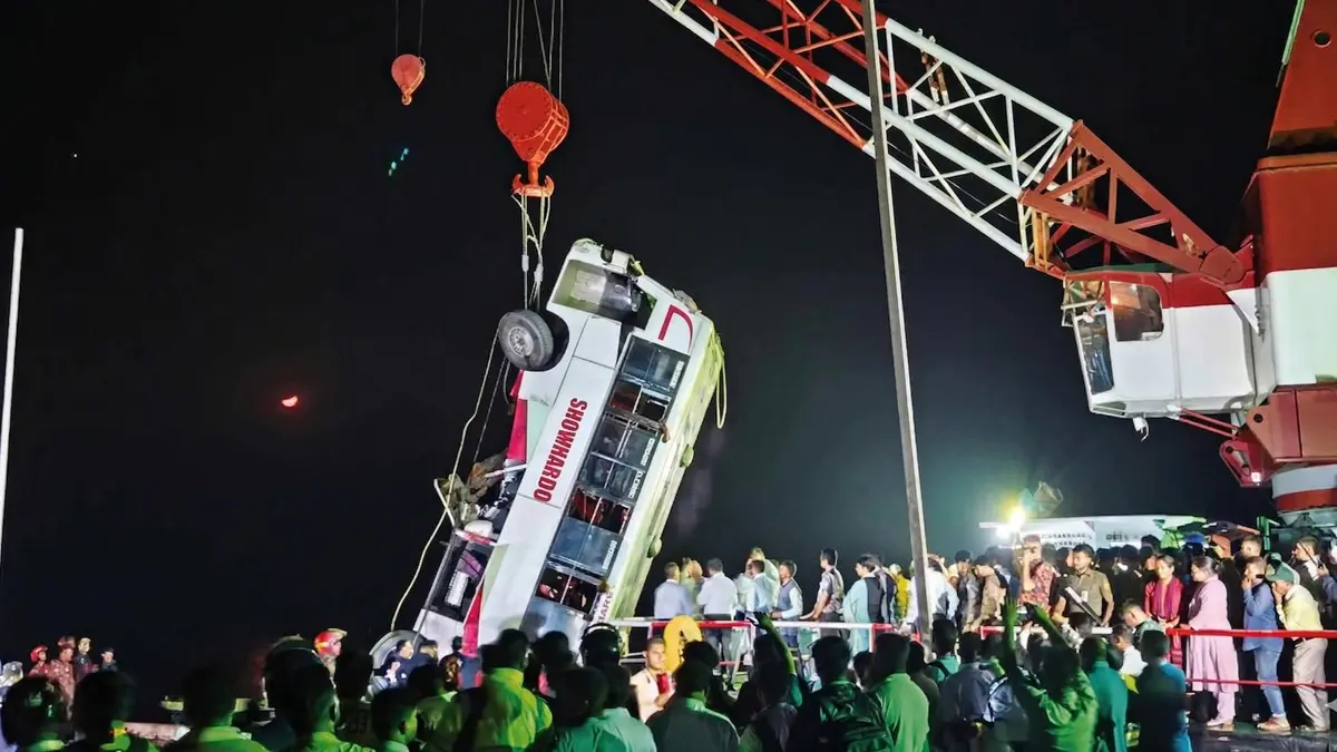 grúa retira micro del río Padma durante operativo nocturno en Bangladesh Bangladesh