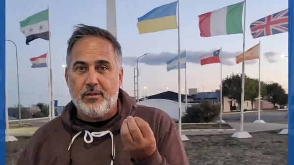 Beto Altieri durante el video en el que cuestiona una bandera británica en Santa Cruz