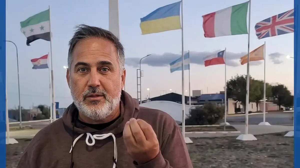 Beto Altieri durante el video en el que cuestiona una bandera británica en Santa Cruz
