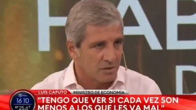 Luis Caputo durante una entrevista televisiva hablando sobre la situación económica