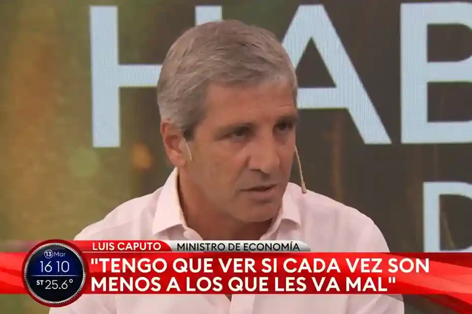 Luis Caputo durante una entrevista televisiva hablando sobre la situación económica