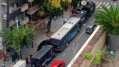 Clase pública con presencia policial frente al domicilio atribuido a Manuel Adorni en Caballito