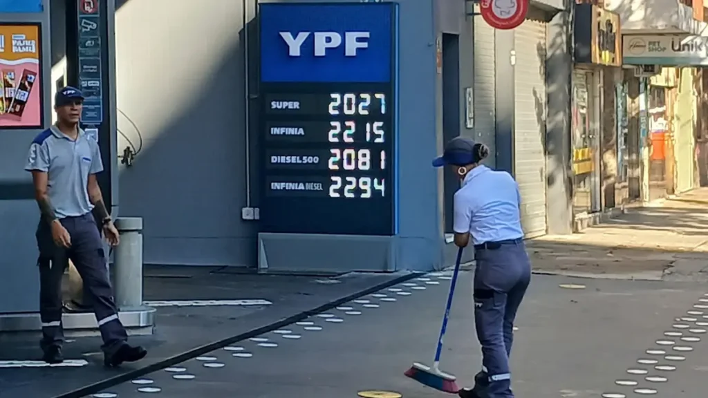 Aumento de combustibles: Pizarra de una estación de servicio con los nuevos precios de los combustibles