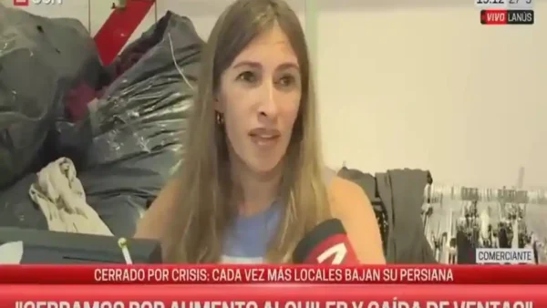 Comerciante de Lanús cerrando su local comercial.