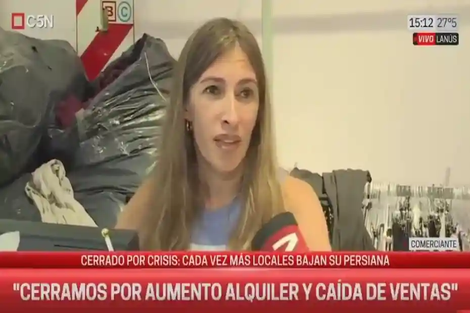 Comerciante de Lanús cerrando su local comercial.