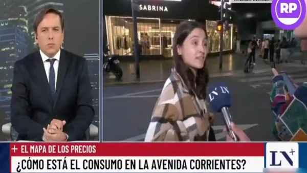 Mujeres docentes caminando de noche por Buenos Aires Consumidor precarizado.