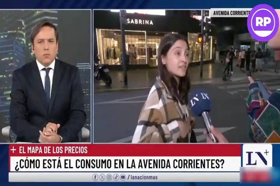 Mujeres docentes caminando de noche por Buenos Aires Consumidor precarizado.