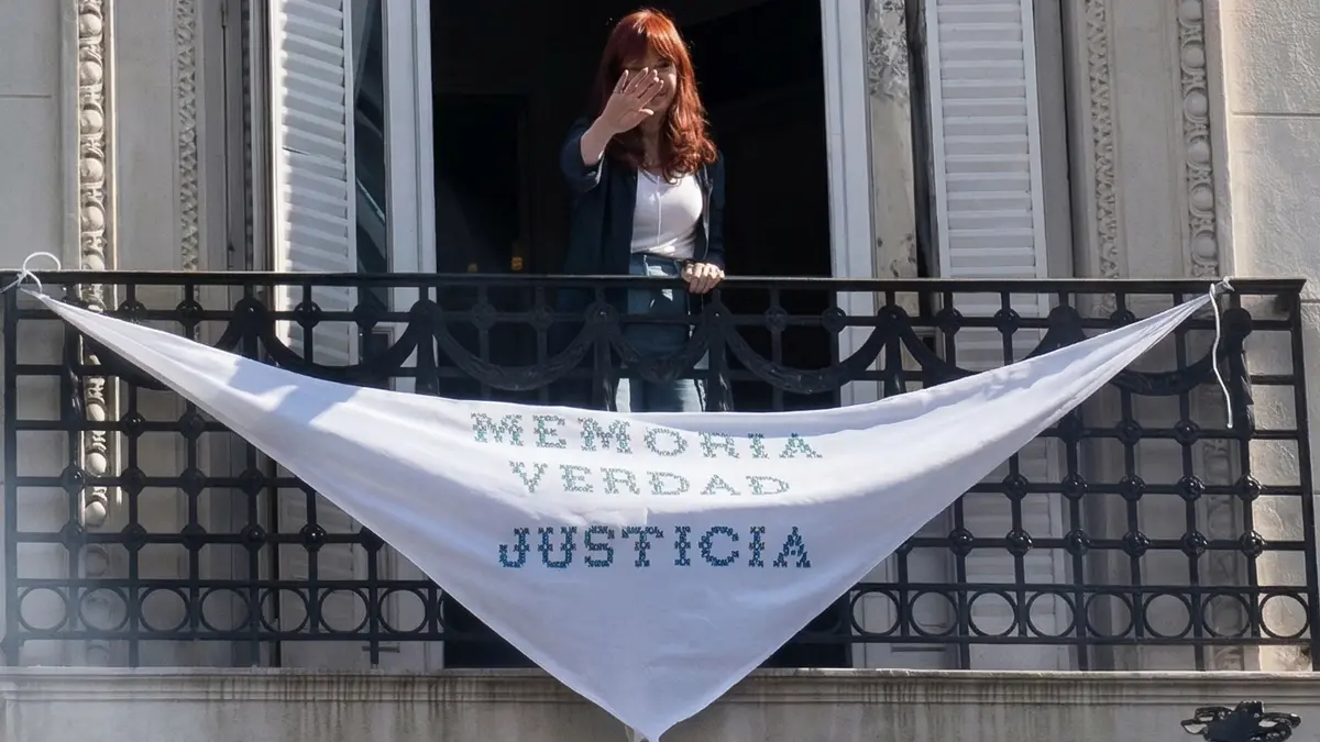 El pañuelo blanco gigante con la consigna "Memoria, Verdad y Justicia" colgado en el balcón del domicilio de Cristina Kirchner en Constitución.
