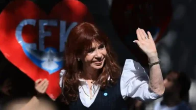 Cristina Kirchner saliendo de Comodoro Py tras declarar sobre la causa Cuadernos