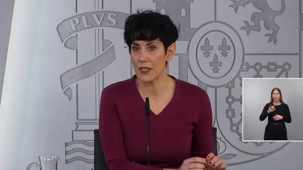 La ministra Elma Saiz durante la conferencia de prensa en el Palacio de la Moncloa anunciando la declaración por el golpe en Argentina.